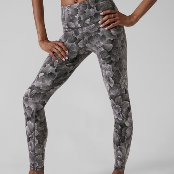 Athleta Pants - Athleta Salutation Stash Pocket 7/8 Legging in White & Black Floral Size L
